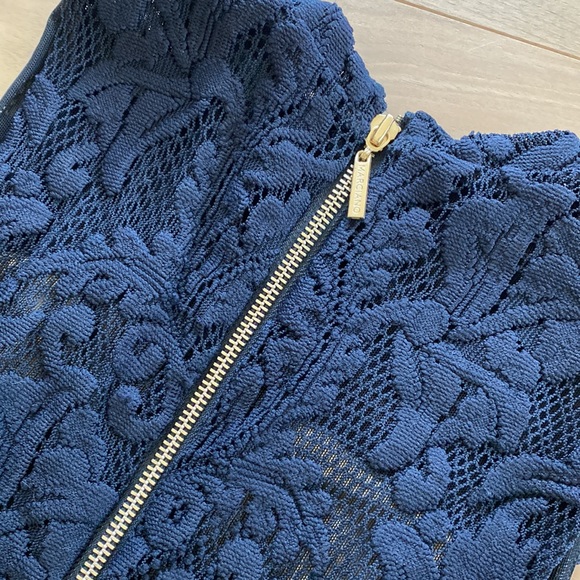 Stunning navy lace body con dress with full gold zipper in the back - Picture 4 of 4